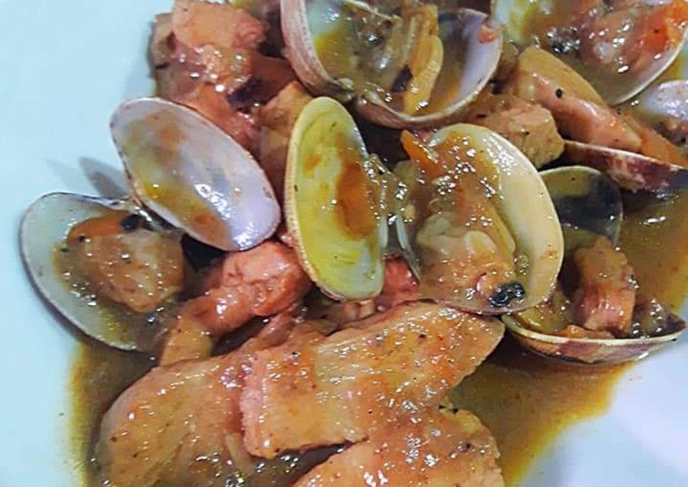 Tacos de pechuga de pollo al curry hingú con almejas japonesas