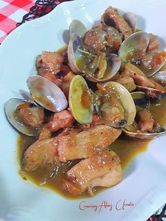 Una foto de Tacos de pechuga de pollo al curry hingú con almejas japonesas