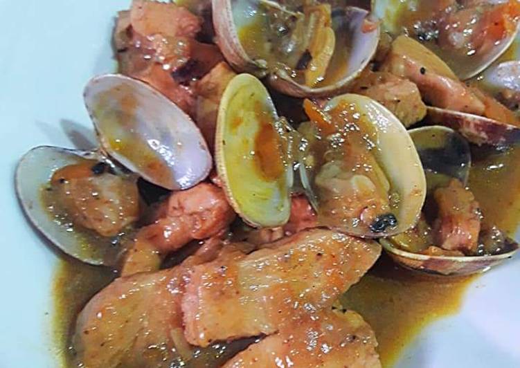 Tacos de pechuga de pollo al curry hingú con almejas japonesas