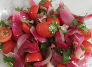 Una foto de Ensalada tomates Cherry-escabeche