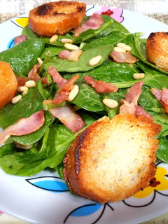Una foto de Ensalada de espinacas con bacon, piñones y aliño de mostaza