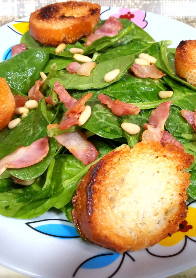 Una foto de Ensalada de espinacas con bacon, piñones y aliño de mostaza