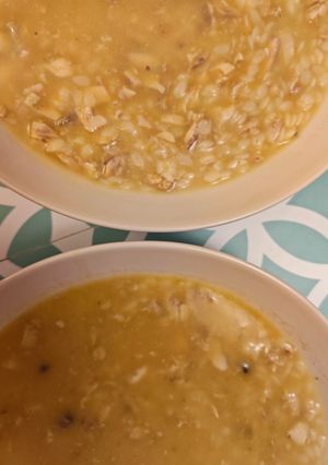 Una foto de Sopa de pollo y verduras