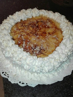 Una foto de Tarta de crema catalana y cabello de Ángel con merengue
