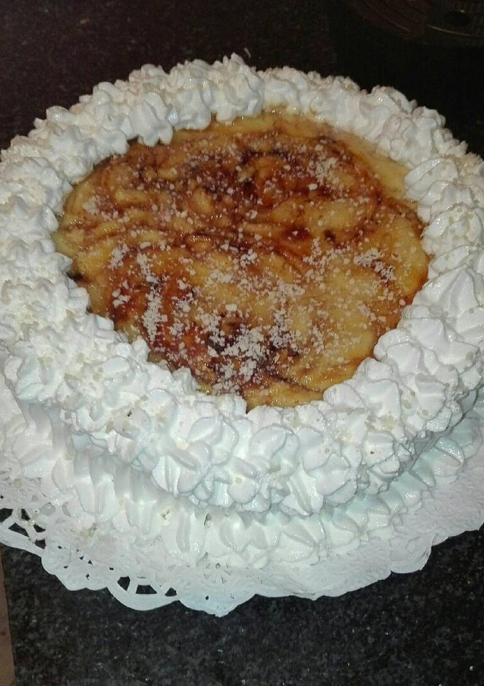 Una foto de Tarta de crema catalana y cabello de Ángel con merengue