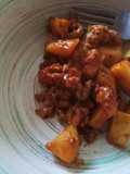 Carne picada con tomate y patatas