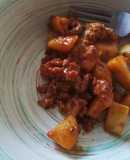 Carne picada con tomate y patatas