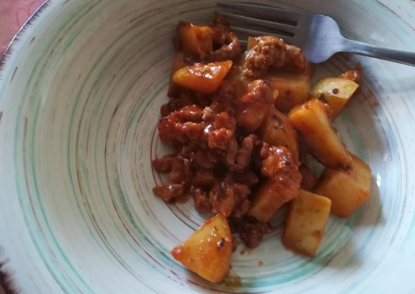 Carne picada con tomate y patatas