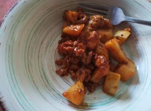Una foto de Carne picada con tomate y patatas