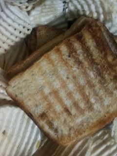 બ્રેડ ટોસ્ટ (Bread Toast Recipe In Gujarati) રેસીપી મુખ્ય ફોટો