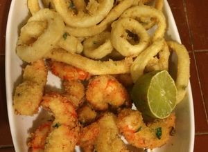 Una foto de Langostinos en panko y rabas a la romana 🍤