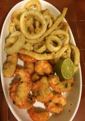 Una foto de Langostinos en panko y rabas a la romana 🍤
