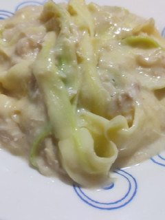 Una foto de Pastas de zucchini con pollo en salsa bechamel 🍝🥒🍗