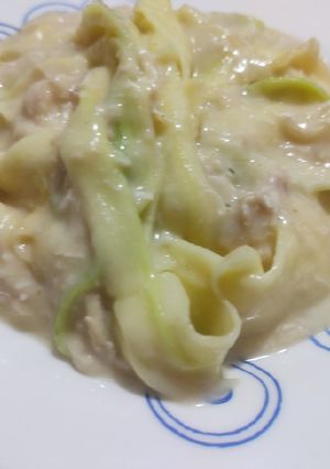 Una foto de Pastas de zucchini con pollo en salsa bechamel 🍝🥒🍗