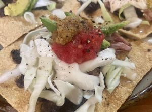 Una foto de Tostadas de carnitas muy ricas ala @jauregrill