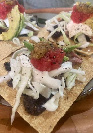 Una foto de Tostadas de carnitas muy ricas ala @jauregrill