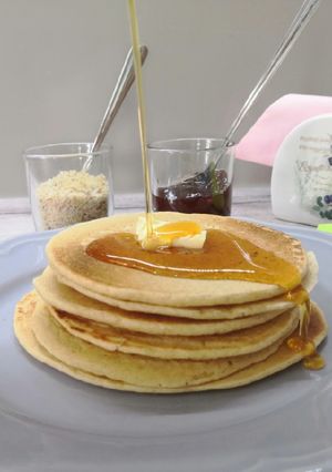 Glutén- és tejmentes amerikai palacsinta, eperdzsemmel és dióval recept fotója