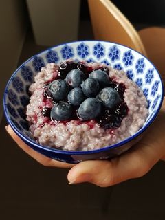 Una foto de Porridge de frutos del bosque