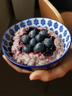 Una foto de Porridge de frutos del bosque