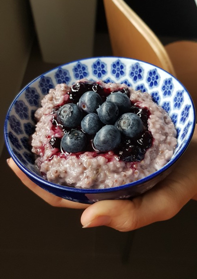 Una foto de Porridge de frutos del bosque