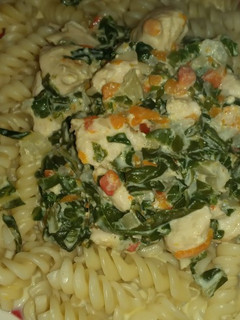 Una foto de Espirales con acelga y pollo a la crema