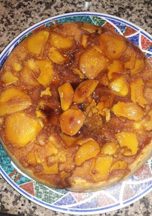 Una foto de Torta invertida de duraznos en sartén essen
