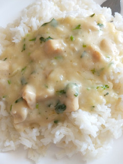 Una foto de Pollo en salsa blanca