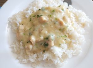 Una foto de Pollo en salsa blanca