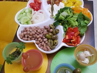 سالاد یونانی به عنوان غذای اصلی