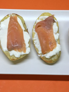 Una foto de Patatas asadas con queso y salmón
