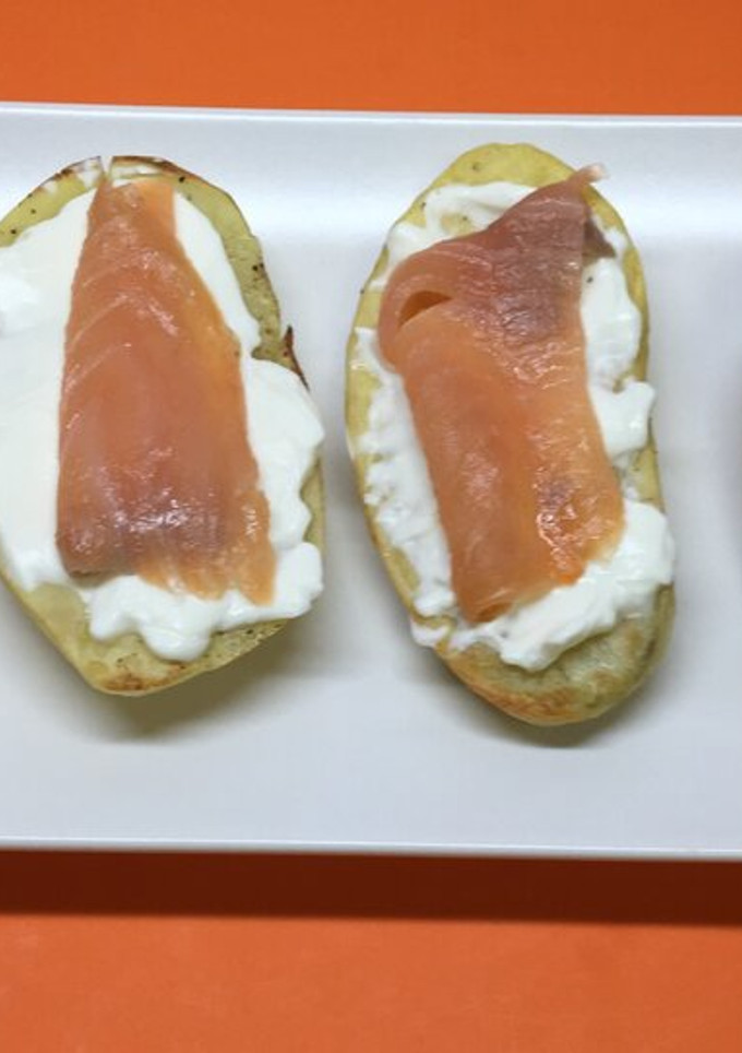 Una foto de Patatas asadas con queso y salmón