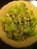 Salade de romaine au roquefort et noix du jardin