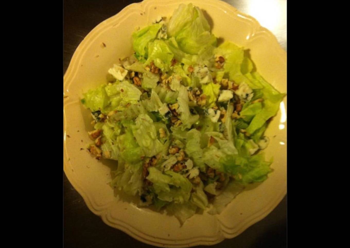 How to Prepare Ultimate Salade de romaine au roquefort et noix du jardin