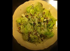 Une photo de Salade de romaine au roquefort et noix du jardin