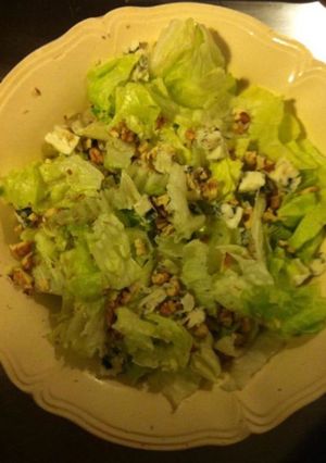 Une photo de Salade de romaine au roquefort et noix du jardin