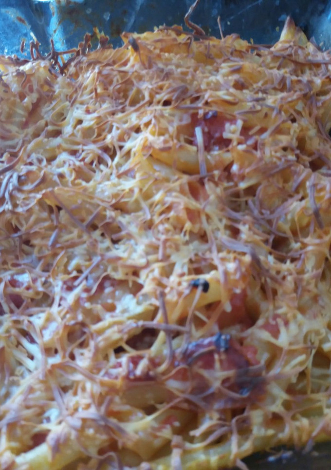 Una foto de Macarrones con chorizo y jamón gratinados