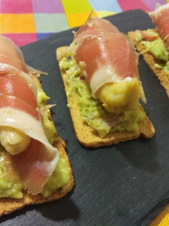 Una foto de Canapés de aguacate con jamón serrano y espárragos