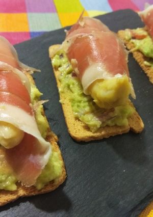 Una foto de Canapés de aguacate con jamón serrano y espárragos