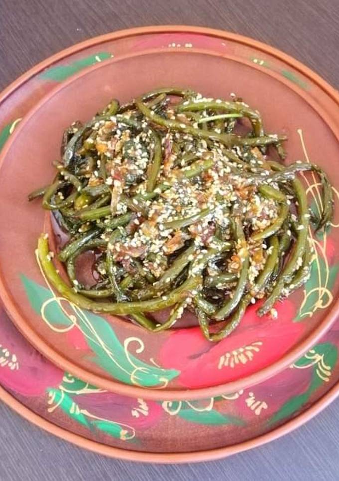 Часникові стрілки з кунжутом
