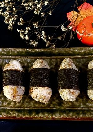 Hình của món Cơm nắm cá ngừ, ruốc thịt, rong biển.