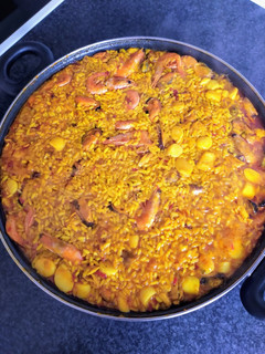 Una foto de Paella de marisco