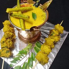 A picture of Basanti kadhi pakodas.