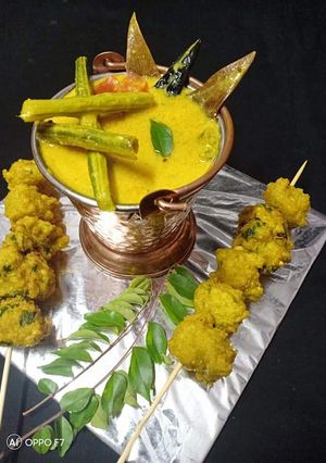 A picture of Basanti kadhi pakodas.