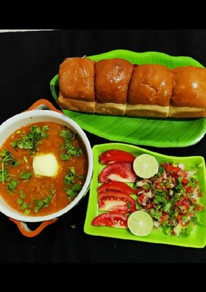 पाव भाजी (Pav Bhaji Recipe in Hindi) रेसिपी मुख्य फोटो