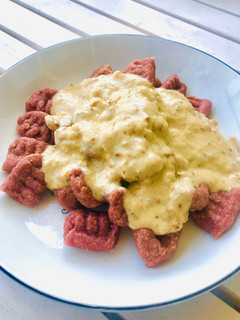 Una foto de Gnocchi de betarraga con salsa de nuez (betarraga o betabel)