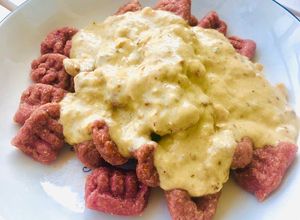 Una foto de Gnocchi de betarraga con salsa de nuez (betarraga o betabel)
