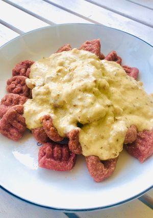 Una foto de Gnocchi de betarraga con salsa de nuez (betarraga o betabel)