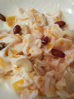 Una foto de Queso fresco batido con melocotón y frutos secos
