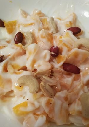 Una foto de Queso fresco batido con melocotón y frutos secos