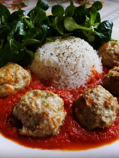 Una foto de Albóndigas de pollo y verduras al horno